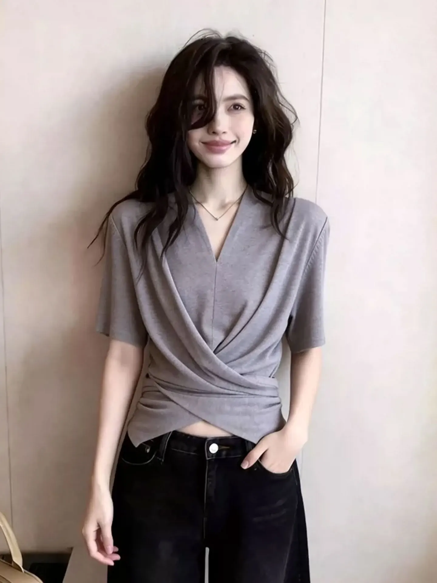 Slim Fit V-Neck Short Sleeve T-Shirt Pure Color Design Sensation Waist-Cinching Popular Personality All-Match Women's Top
Slim Fit V-Neck Short Sleeve T-Shirt Pure Color Design Sensation Waist-Cinching Popular Personality All-Match Women's Top