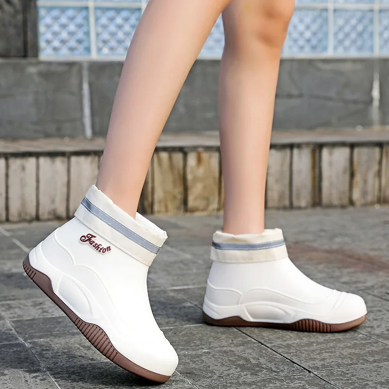 Warm and Fashionable Rain Boots for Women Non-slip Rain Boots Short-tube Camping Wear-resistant Plus Velvet Cotton Water Shoes
Warm and Fashionable Rain Boots for Women Non-slip Rain Boots Short-tube Camping Wear-resistant Plus Velvet Cotton Water Shoes