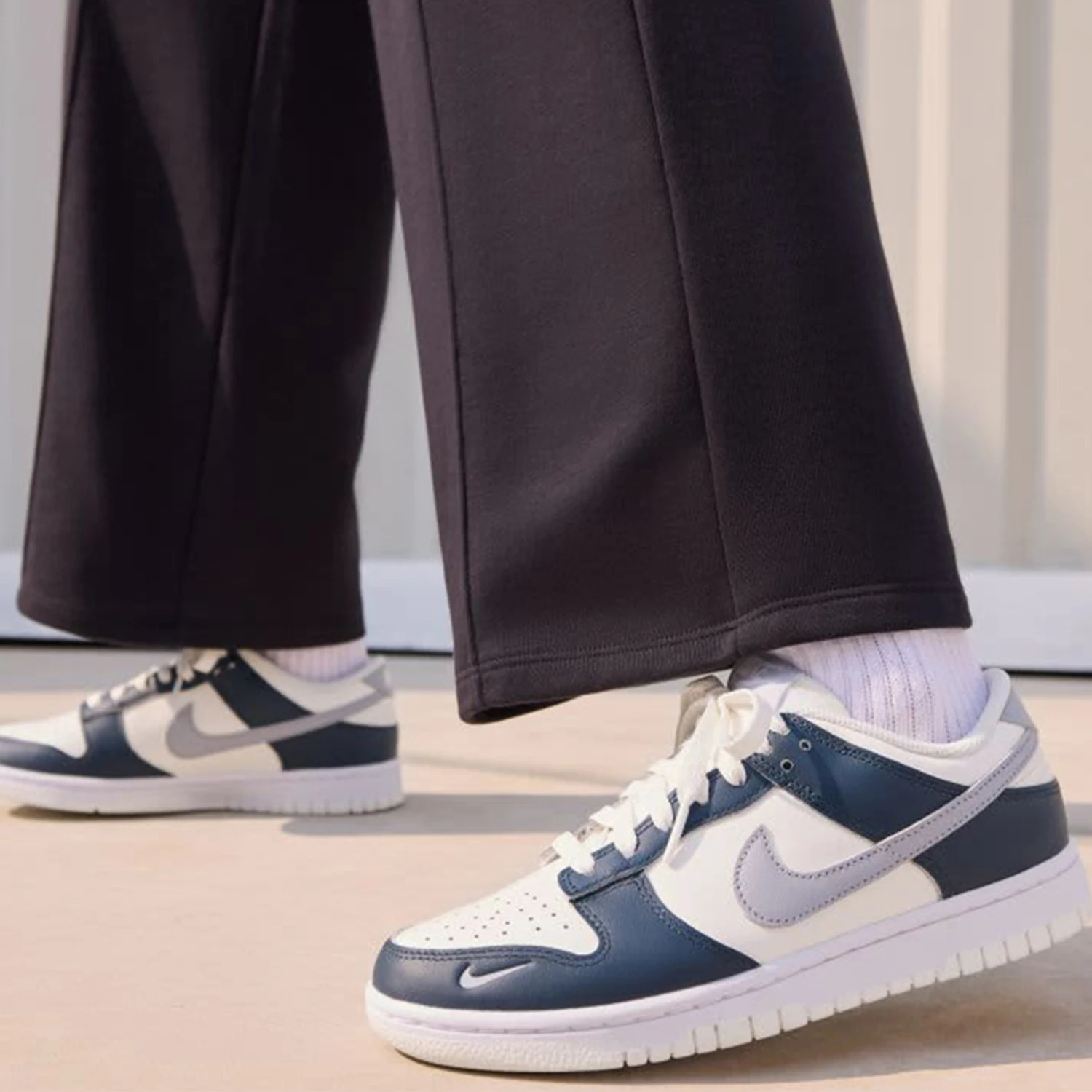 Nike genuine Dunk Low women's classic rubber soled casual low top board shoes HV2390-100
Nike genuine Dunk Low women's classic rubber soled casual low top board shoes HV2390-100