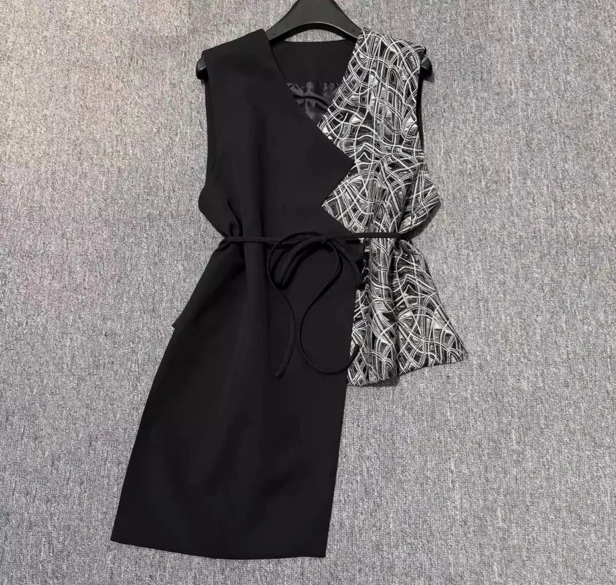New 2025 Autumn Fashion Vest Coats High Quality Women V-Neck Geometric Prints Patchwork Belt Deco Sexy Asymmetrical Black Coat
New 2025 Autumn Fashion Vest Coats High Quality Women V-Neck Geometric Prints Patchwork Belt Deco Sexy Asymmetrical Black Coat