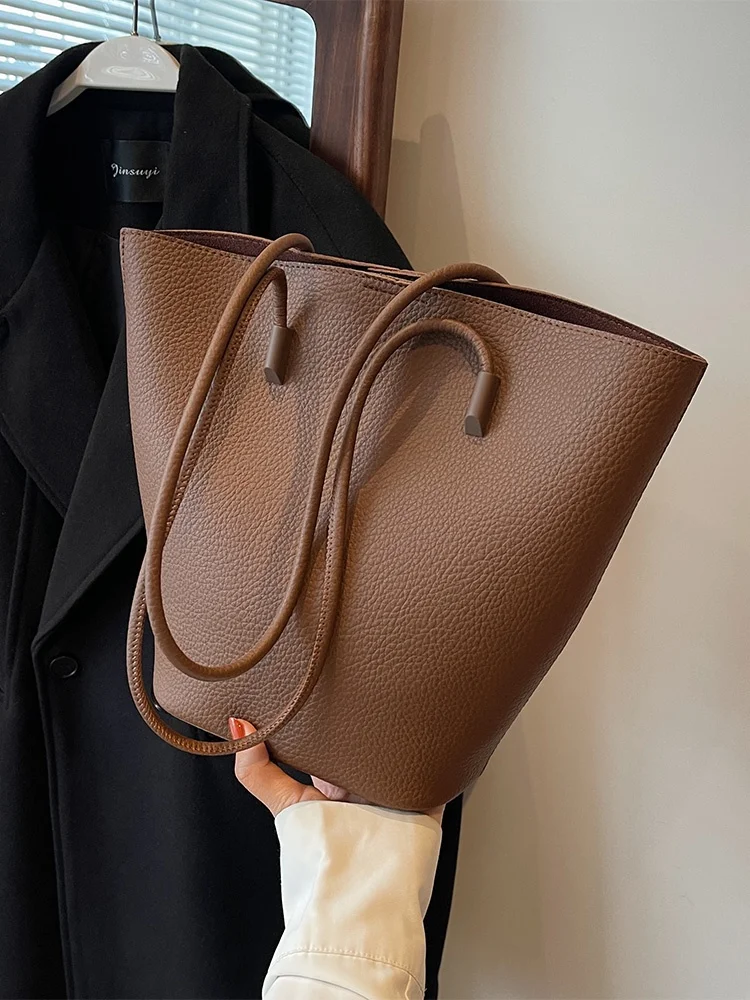 Large Capacity Retro Bucket Tote Bag Women's 2026 New Style Fashionable Commuting Single Shoulder Bag Soft PU Leather Magneti...
Large Capacity Retro Bucket Tote Bag Women's 2026 New Style Fashionable Commuting Single Shoulder Bag Soft PU Leather Magneti...