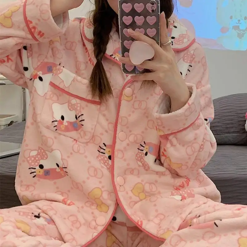 Sanrio Girl фланелевой кардиган пижамный комплект зима Kawaii Hello Kitty комикс студенческий утепленный сохраняющий тепло модная одежда для отдыха на выходе
Sanrio Girl фланелевой кардиган пижамный комплект зима Kawaii Hello Kitty комикс студенческий утепленный сохраняющий тепло модная одежда для отдыха на выходе