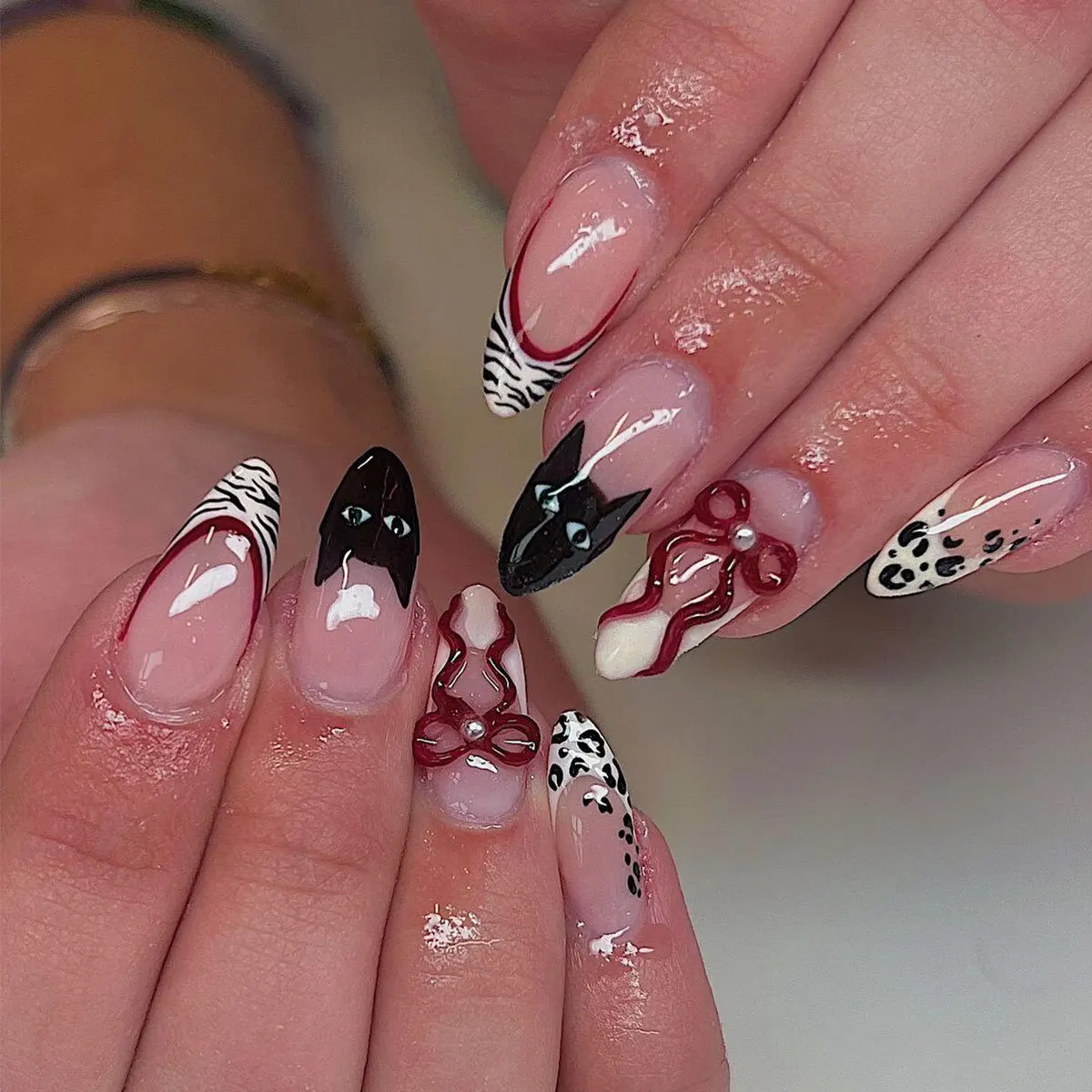 24pcs Bow Press on Nails Art Cat Pattern French Tips Long Almond Fake Nail Set Autumn and Winter Leopard Print Design False Nail
24pcs Bow Press on Nails Art Cat Pattern French Tips Long Almond Fake Nail Set Autumn and Winter Leopard Print Design False Nail