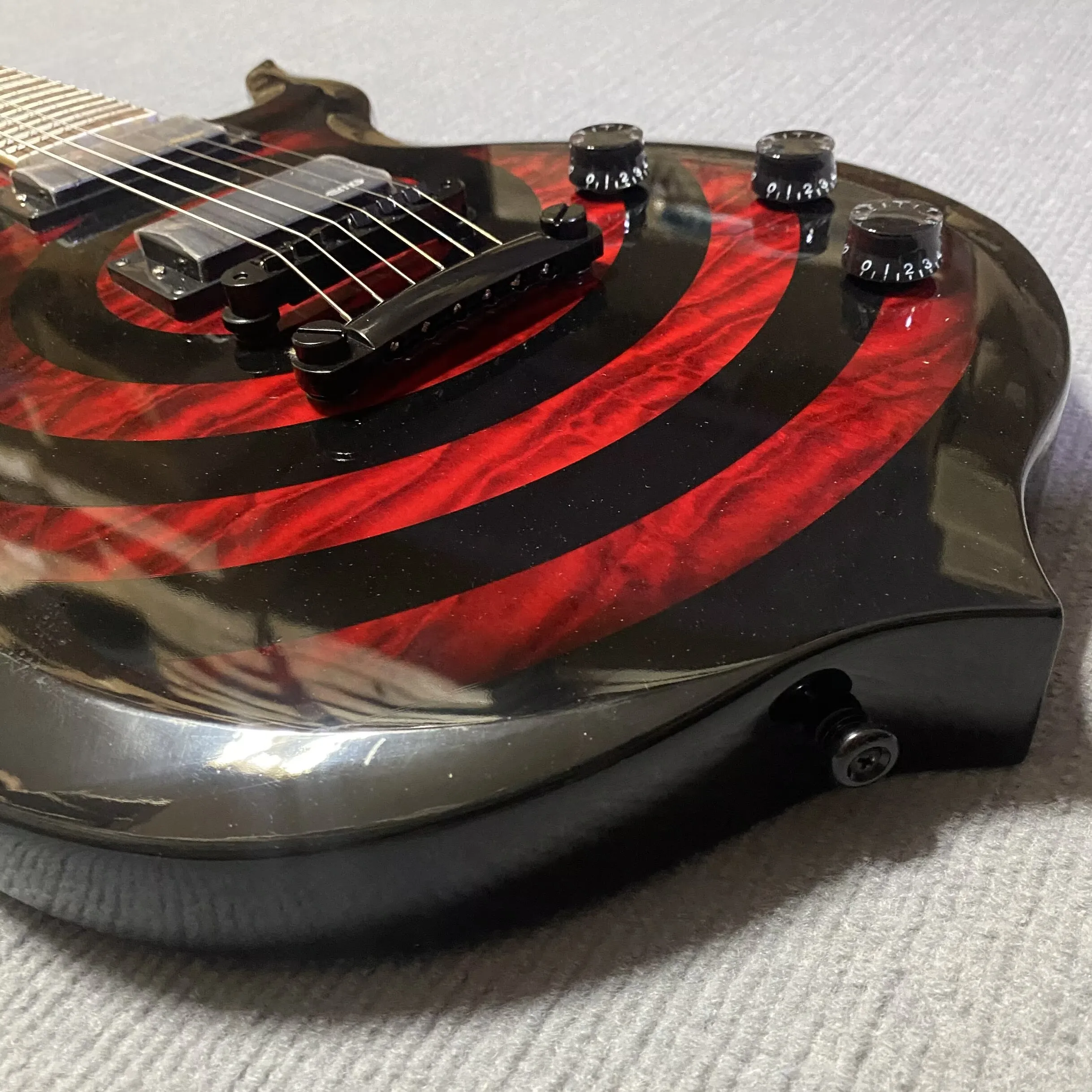 High-quality black and red striped guitar 6-string electric guitar in stock, sent within 48 hours after real photo taken.
High-quality black and red striped guitar 6-string electric guitar in stock, sent within 48 hours after real photo taken.