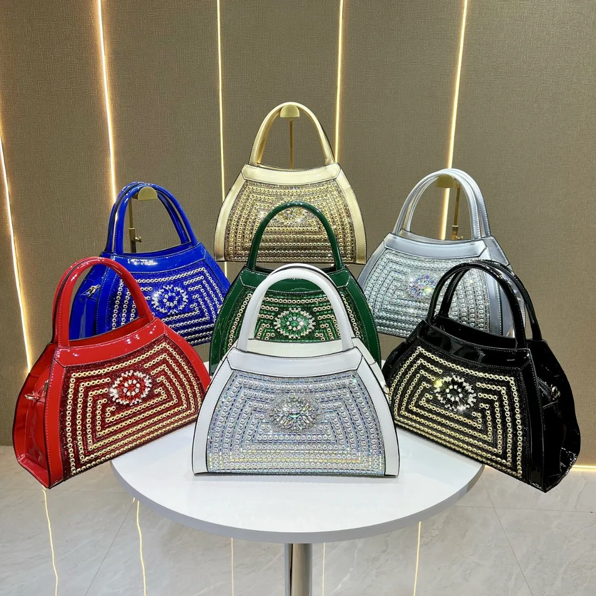 Сумка для ужина, инкрустированная бриллиантами, женская вместительная сумка, сумка-мессенджер, женская сумка для повседневного использования, элитная легкая роскошная сумка
Сумка для ужина, инкрустированная бриллиантами, женская вместительная сумка, сумка-мессенджер, женская сумка для повседневного использования, элитная легкая роскошная сумка