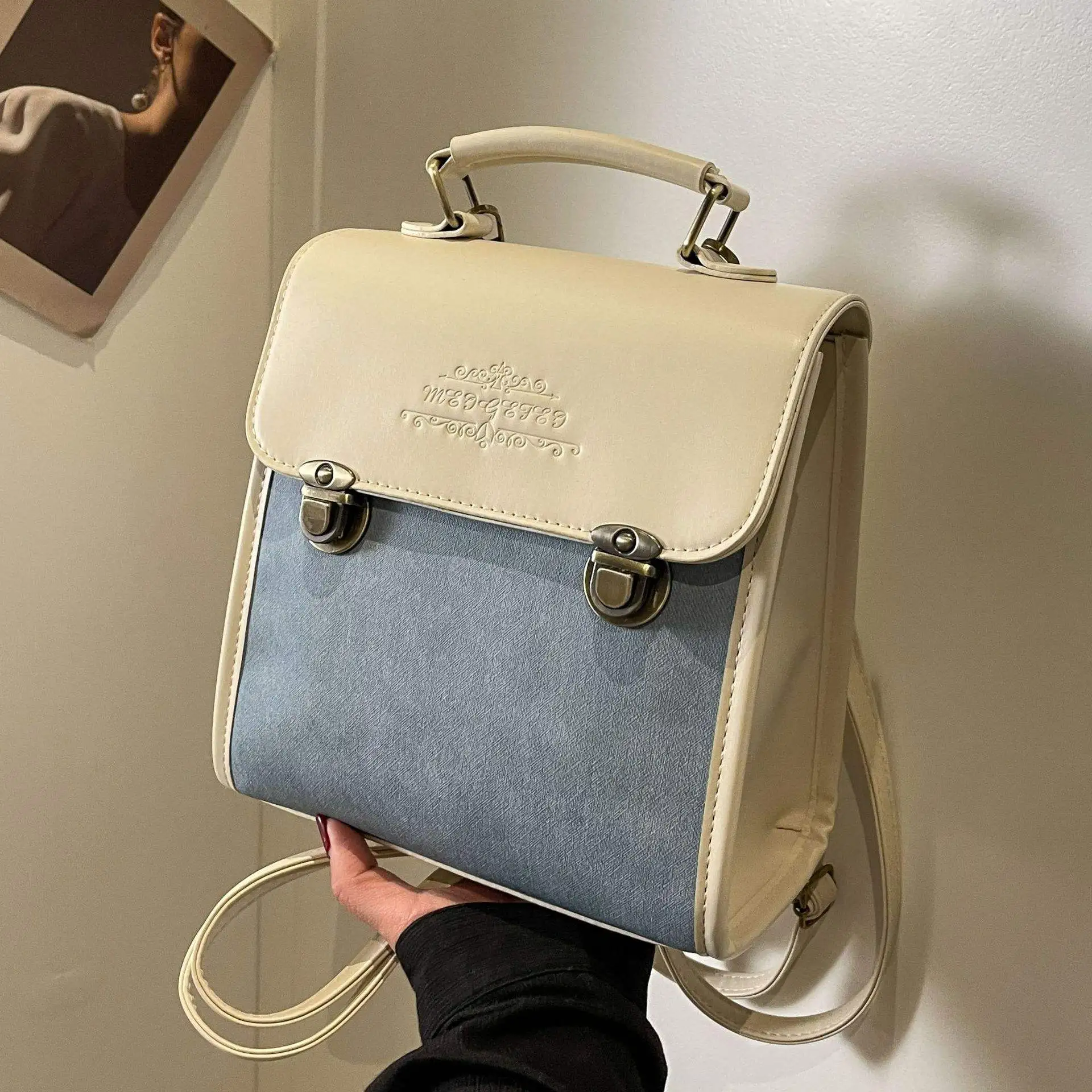 Retro Style Single Shoulder Bag Ladies Commuter Handbag Unique Design Fashionable Ladies Backpack Polyester Material
Retro Style Single Shoulder Bag Ladies Commuter Handbag Unique Design Fashionable Ladies Backpack Polyester Material