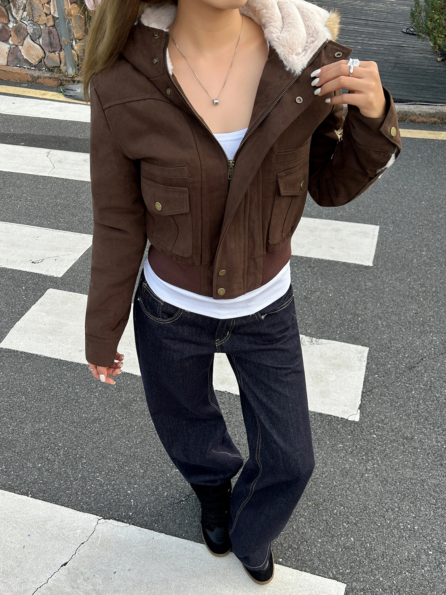 Женская зимняя куртка-пальто в стиле ретро с воротником из искусственного меха, двойной застежкой на пуговицы и молнии, с капюшоном
Женская зимняя куртка-пальто в стиле ретро с воротником из искусственного меха, двойной застежкой на пуговицы и молнии, с капюшоном