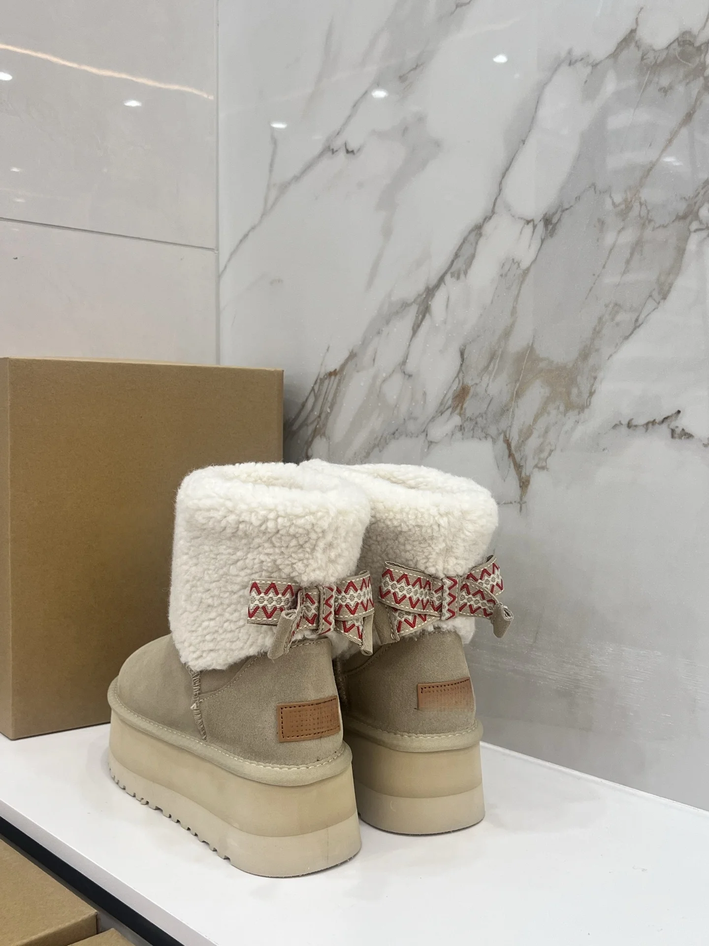 Новая зимняя теплая хлопковая обувь 2025 года — зимние ботинки без шнуровки из толстого флиса, нескользящая повседневная обувь Snowland, универсальная обувь
Новая зимняя теплая хлопковая обувь 2025 года — зимние ботинки без шнуровки из толстого флиса, нескользящая повседневная обувь Snowland, универсальная обувь