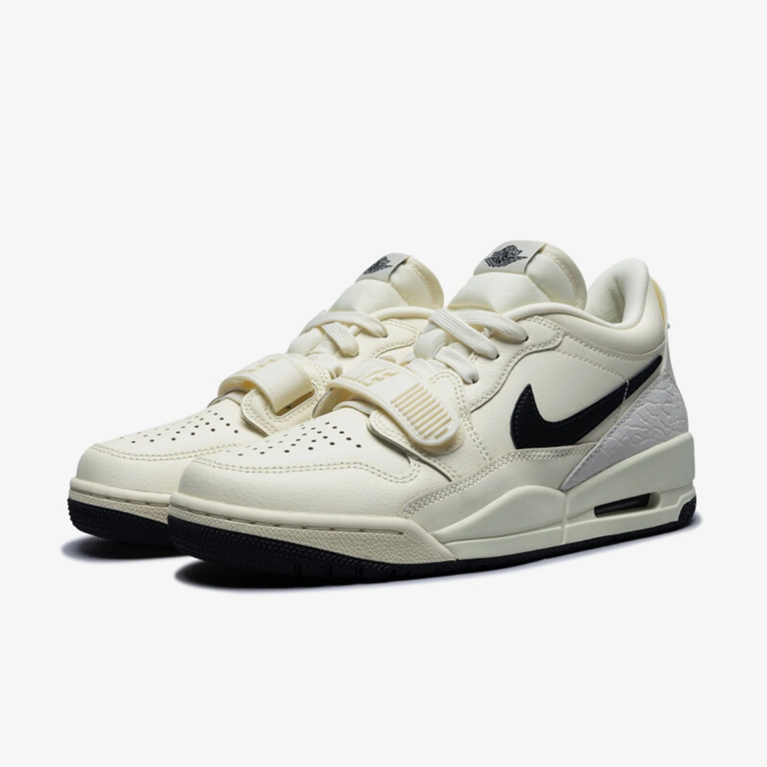 Nike genuine JORDAN women's wear-resistant air cushion sports cushioning basketball shoes HV1807-101
Nike genuine JORDAN women's wear-resistant air cushion sports cushioning basketball shoes HV1807-101