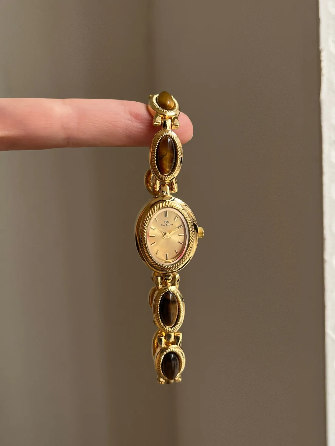 Medieval Light Luxury Pearl Bracelet Watch Temperament Women's Watch Small Gold Watch
Medieval Light Luxury Pearl Bracelet Watch Temperament Women's Watch Small Gold Watch