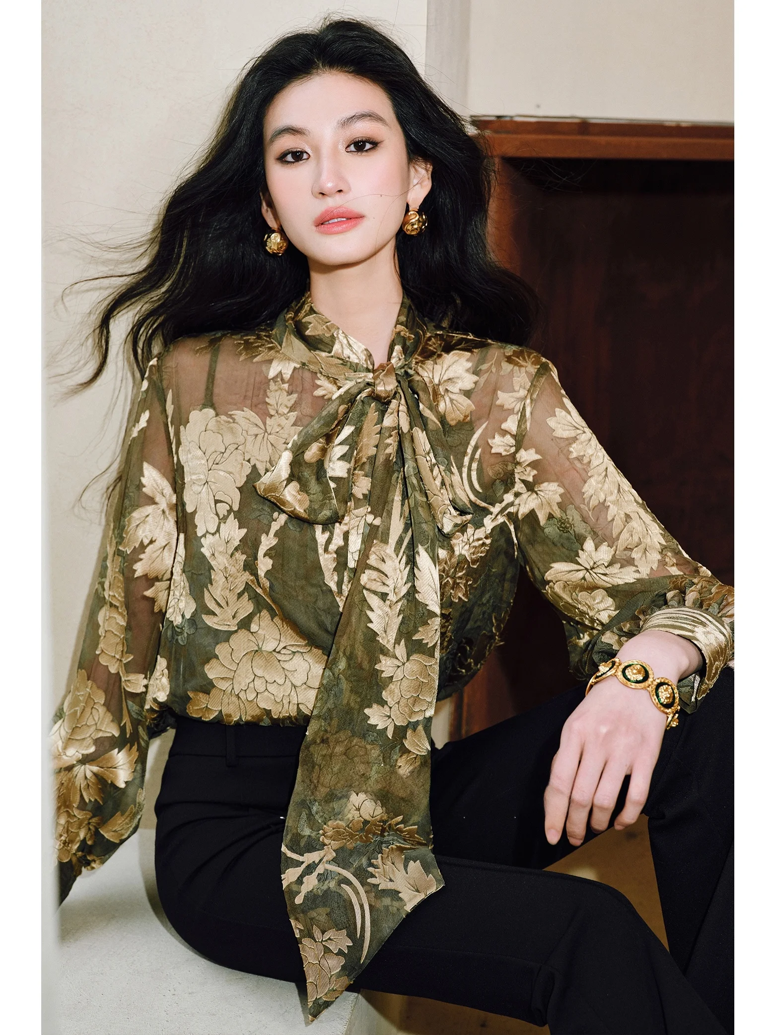 WANGXO High Density Silk Embroidery Relief Texture Two Piece Set with Sash Lightweight See through Shirt And Blouse Ensemble
WANGXO High Density Silk Embroidery Relief Texture Two Piece Set with Sash Lightweight See through Shirt And Blouse Ensemble