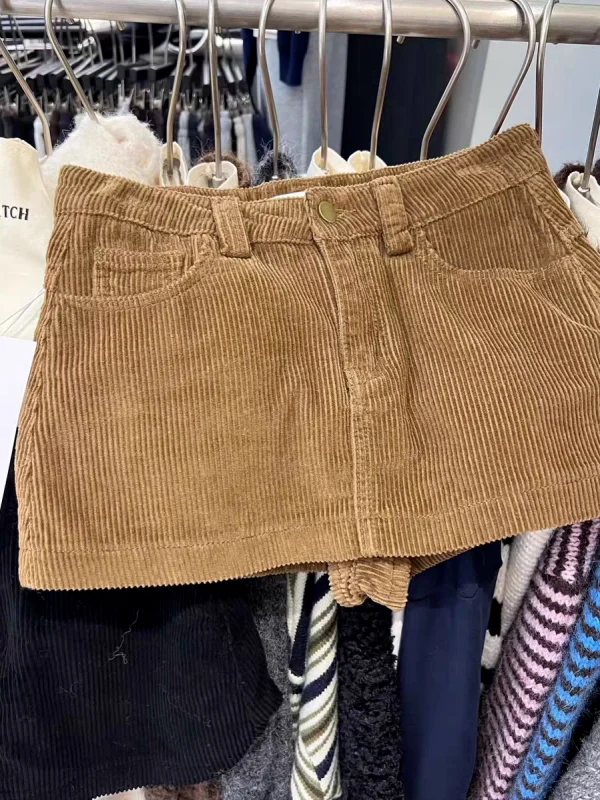 Chic American Style Corduroy Skirt with mid Waist Design for Women Prevents Exposure And Features a Flared A-Line Cut
Chic American Style Corduroy Skirt with mid Waist Design for Women Prevents Exposure And Features a Flared A-Line Cut