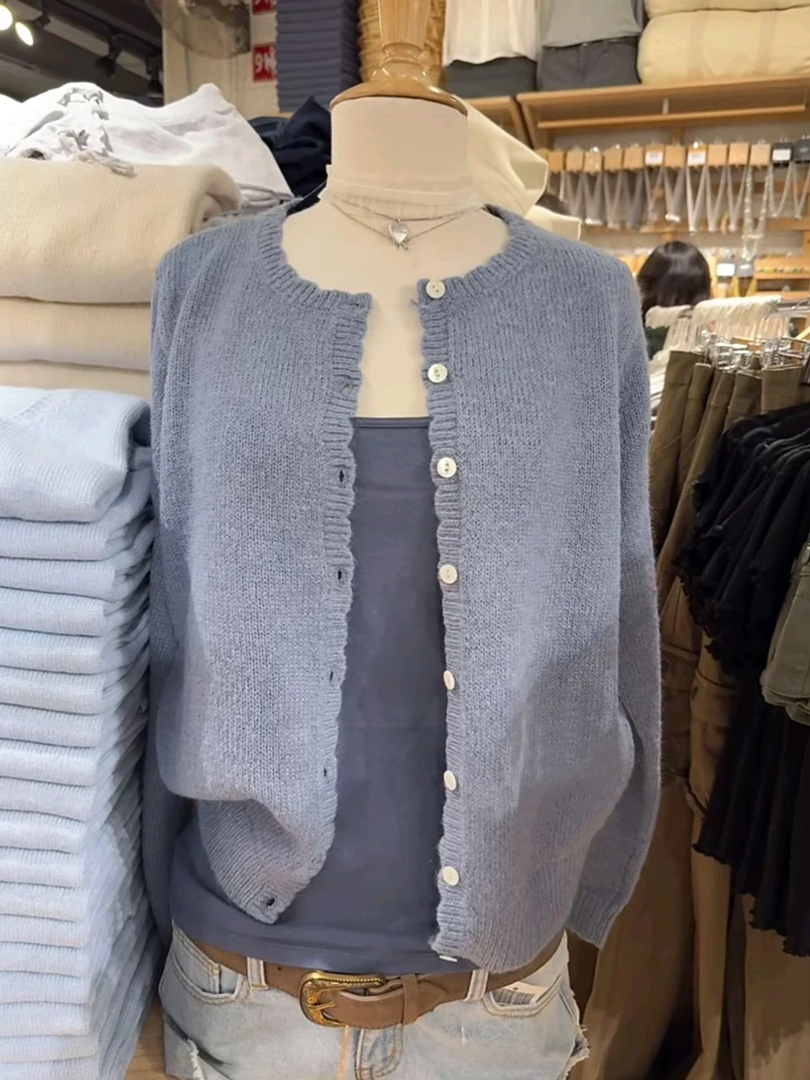 Новый синий кардиган Haze Blue Chic: весенний, с круглым вырезом, на одной пуговице, с длинными рукавами, из хлопкового трикотажа, повседневный, простой, универсальный свитер
Новый синий кардиган Haze Blue Chic: весенний, с круглым вырезом, на одной пуговице, с длинными рукавами, из хлопкового трикотажа, повседневный, простой, универсальный свитер