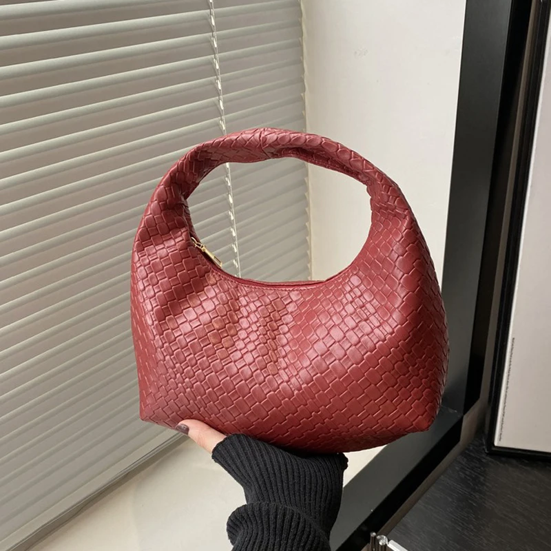 High-grade underarm small bag fashion new ladies hand-held small bag niche leisure weaving crescent bag.
High-grade underarm small bag fashion new ladies hand-held small bag niche leisure weaving crescent bag.