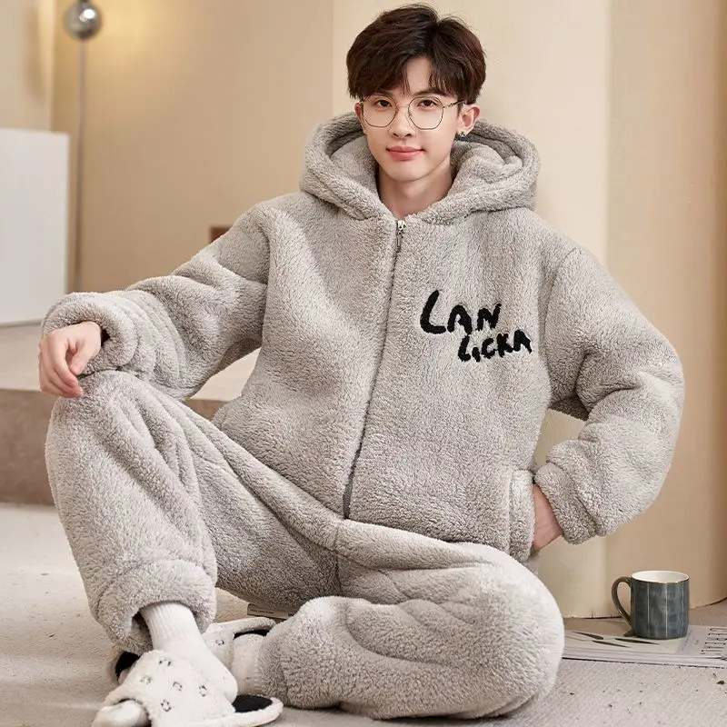 Новый модный комплект из кораллового флиса для мальчиков, утолщенный флис, мягкий холодный и ветрозащитный осенне-зимний пижамный комплект, можно носить вне гостиной
Новый модный комплект из кораллового флиса для мальчиков, утолщенный флис, мягкий холодный и ветрозащитный осенне-зимний пижамный комплект, можно носить вне гостиной