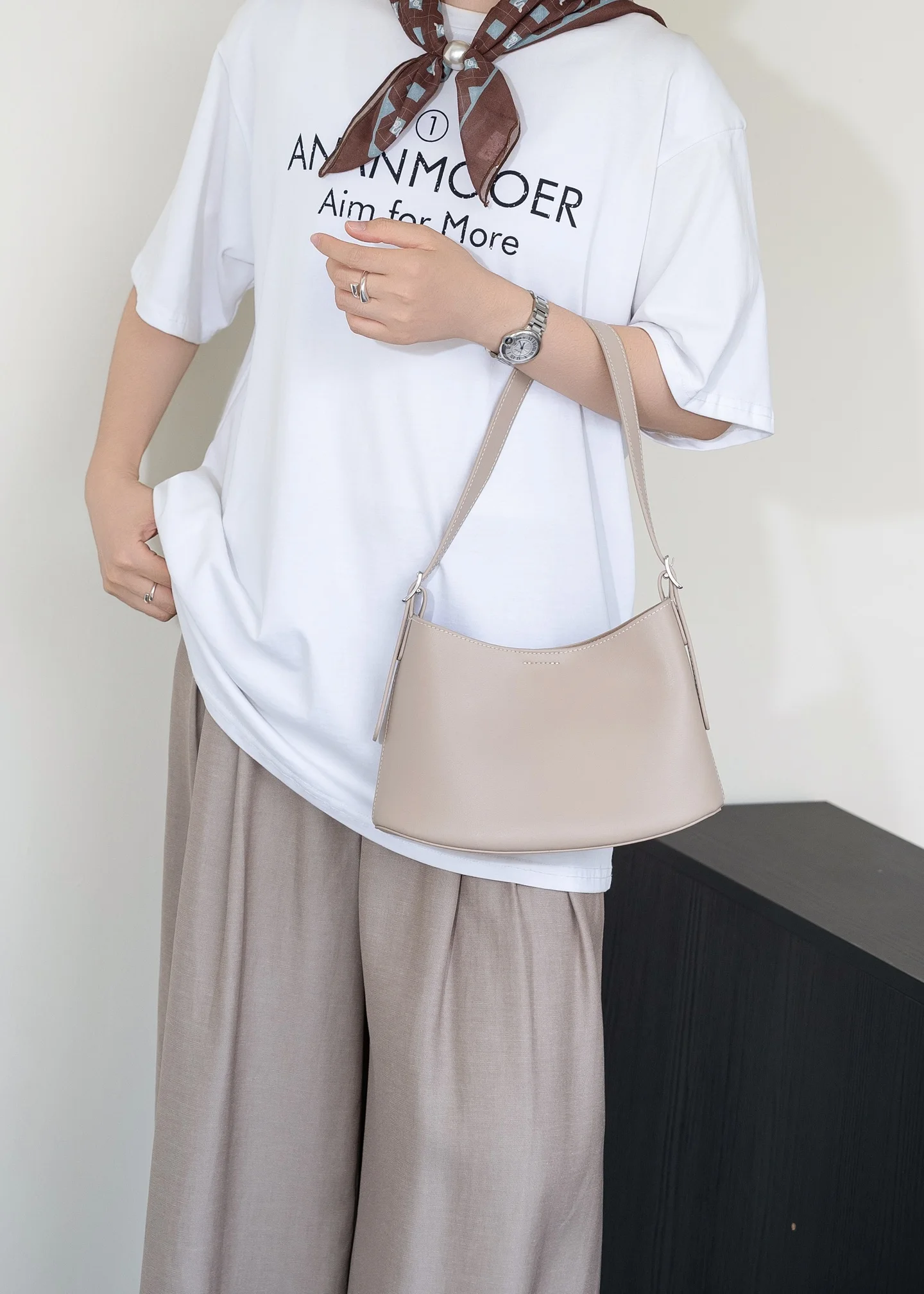 Simple Bucket Bag for Women 2026 Spring New Fashion Ribbon Shoulder Crossbody Bag Commuter Tote Bag
Simple Bucket Bag for Women 2026 Spring New Fashion Ribbon Shoulder Crossbody Bag Commuter Tote Bag