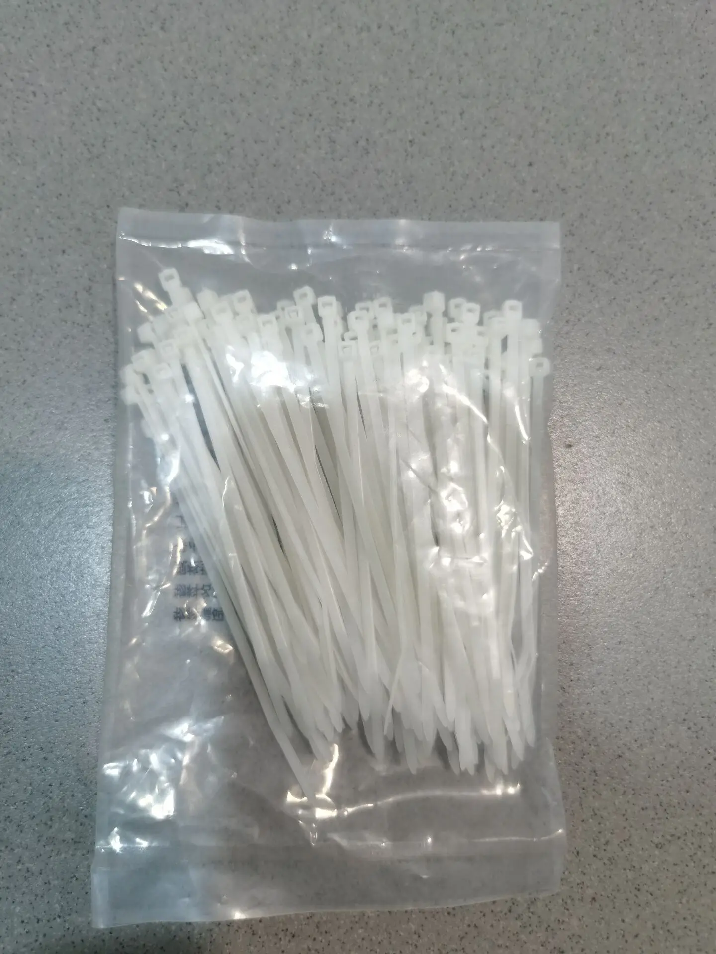 Cable tie/Tie Belt/Lock Belt,White Color,100 mm length /2.5 mm width,100 pieces/bag,Minimum binding force: 80N
Cable tie/Tie Belt/Lock Belt,White Color,100 mm length /2.5 mm width,100 pieces/bag,Minimum binding force: 80N