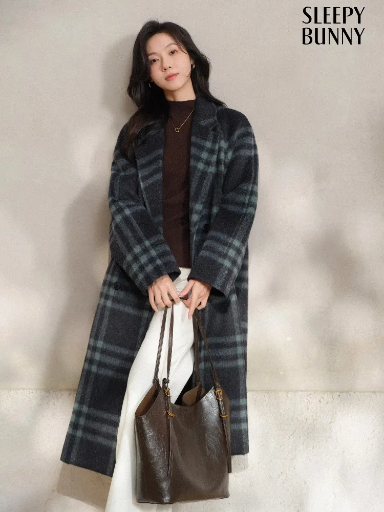 Elegant Plaid Wool-Like Long Coat for Women Double-Breasted Lapel Overcoat Winter Loose Fit Warm Checkered Outerwear Office Look
Elegant Plaid Wool-Like Long Coat for Women Double-Breasted Lapel Overcoat Winter Loose Fit Warm Checkered Outerwear Office Look