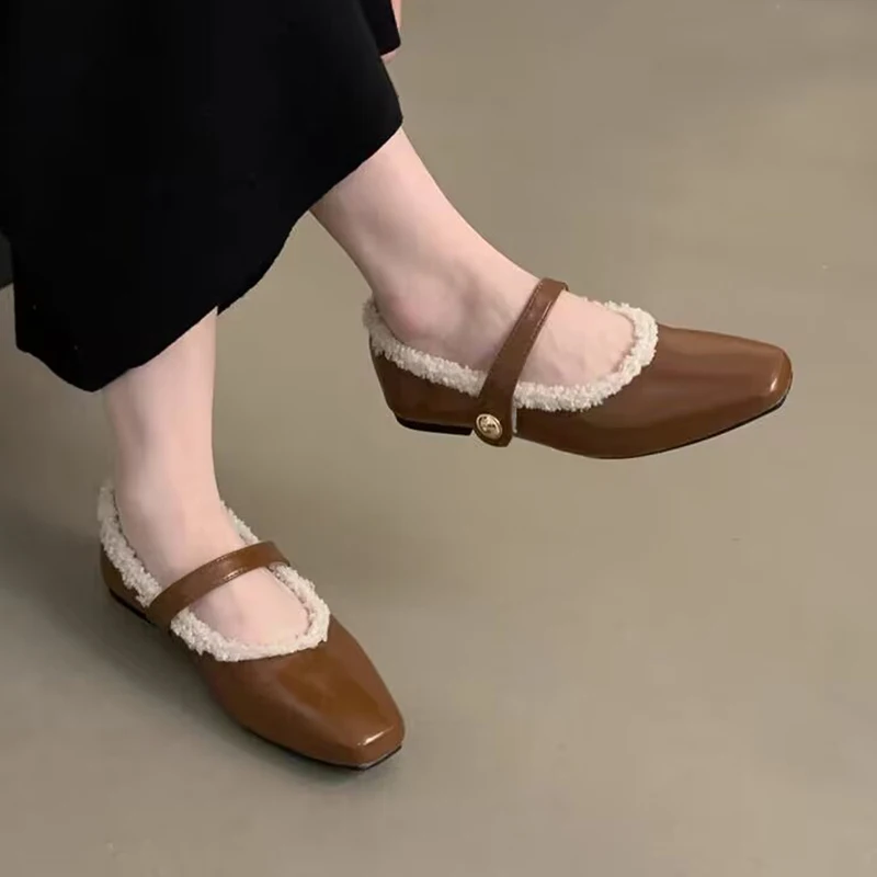 Осенние плюшевые женские туфли на плоской подошве, французские туфли-лодочки с квадратным носком, туфли Мэри Джейн на липучке, мягкая подошва, флисовые теплые кожаные туфли
Осенние плюшевые женские туфли на плоской подошве, французские туфли-лодочки с квадратным носком, туфли Мэри Джейн на липучке, мягкая подошва, флисовые теплые кожаные туфли