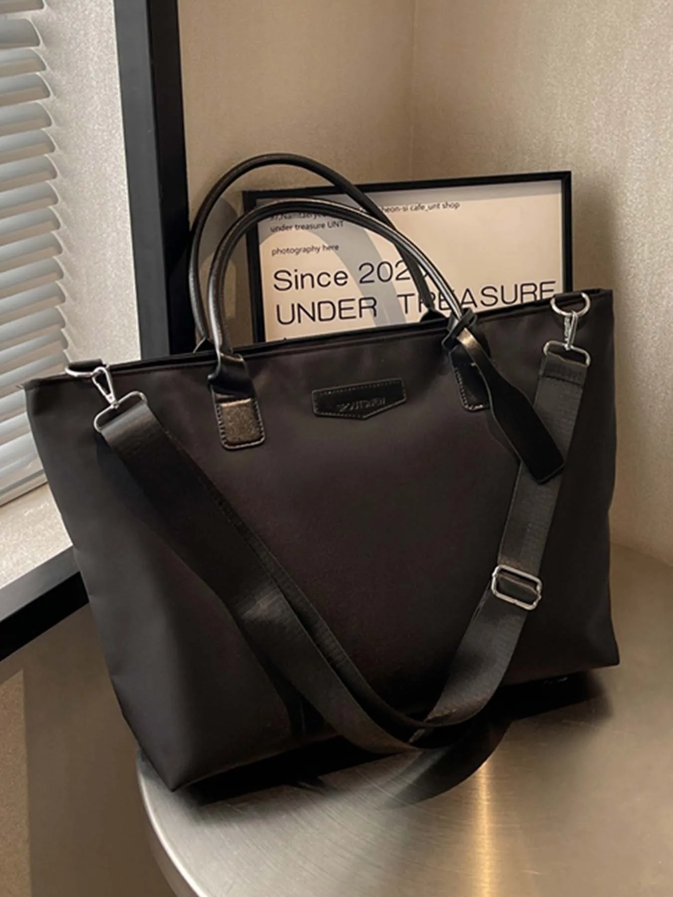1pc Large Capacity Commuter Tote Bag, Going Out Duffel Bag & Travel Bag, Multifunctional Luggage With Removable Strap
1pc Large Capacity Commuter Tote Bag, Going Out Duffel Bag & Travel Bag, Multifunctional Luggage With Removable Strap