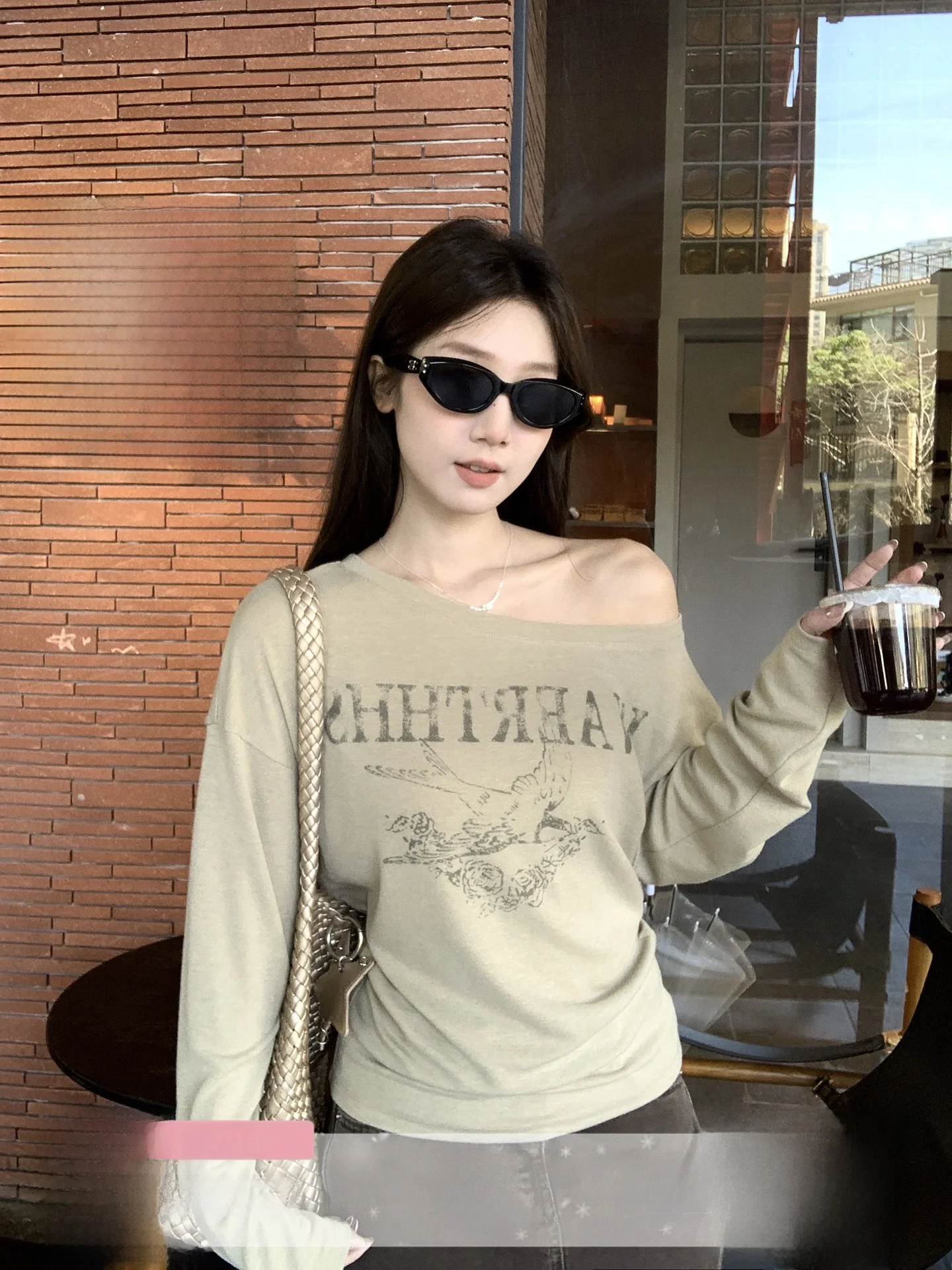 Kaki Long Sleeve T-Shirt Shoulder Bared Letter Pattern Print Commute Universal Loose Fit Spring Fashionable Ladies Top
Kaki Long Sleeve T-Shirt Shoulder Bared Letter Pattern Print Commute Universal Loose Fit Spring Fashionable Ladies Top