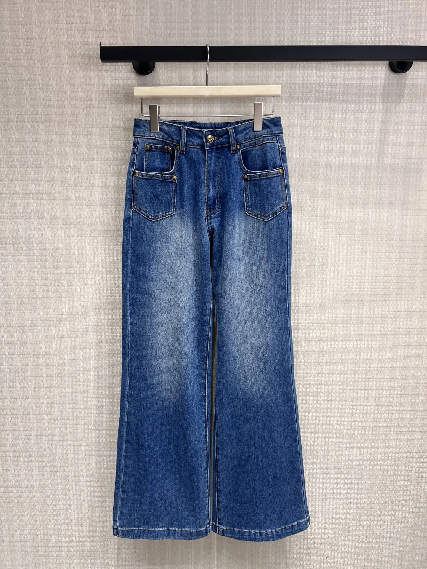 High Waist Flared Jeans Women's Loose Slimming Casual Versatile Age-Defying High Quality Fashionable Zipper Style Autumn Spring
High Waist Flared Jeans Women's Loose Slimming Casual Versatile Age-Defying High Quality Fashionable Zipper Style Autumn Spring