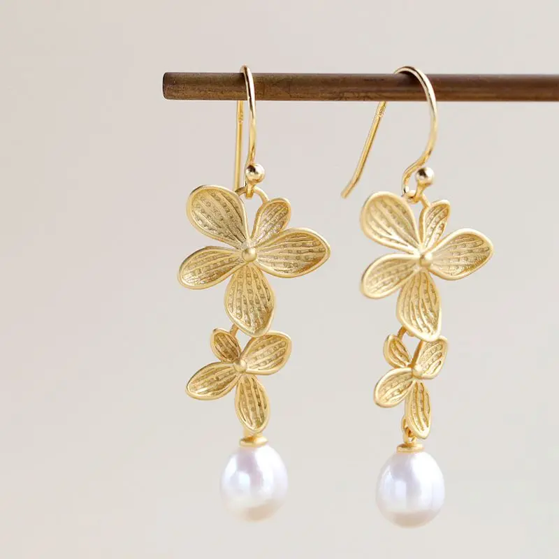 Authentic 925 Sterling Silver Earrings Women Fashion Creative Inlaid Natural Freshwater Pearl 18K Gold Plated Petal Earring
Authentic 925 Sterling Silver Earrings Women Fashion Creative Inlaid Natural Freshwater Pearl 18K Gold Plated Petal Earring