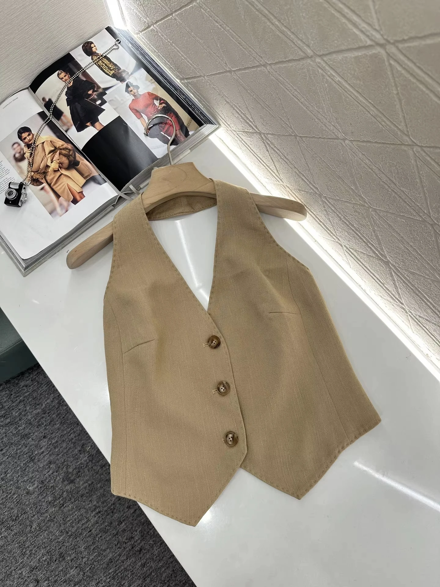 Designer Brand Spring Summer Solid V-neck Backless Single Breasted Thin Vest and Wide Leg Pants Sets Office Lady Trendy Clothes
Designer Brand Spring Summer Solid V-neck Backless Single Breasted Thin Vest and Wide Leg Pants Sets Office Lady Trendy Clothes