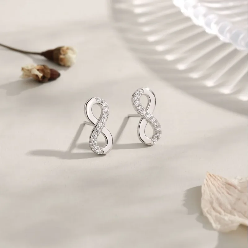 Простые и модные маленькие и свежие 8-образные серьги-гвоздики с бриллиантами, маленькие ювелирные изделия из стерлингового серебра S925
Простые и модные маленькие и свежие 8-образные серьги-гвоздики с бриллиантами, маленькие ювелирные изделия из стерлингового серебра S925