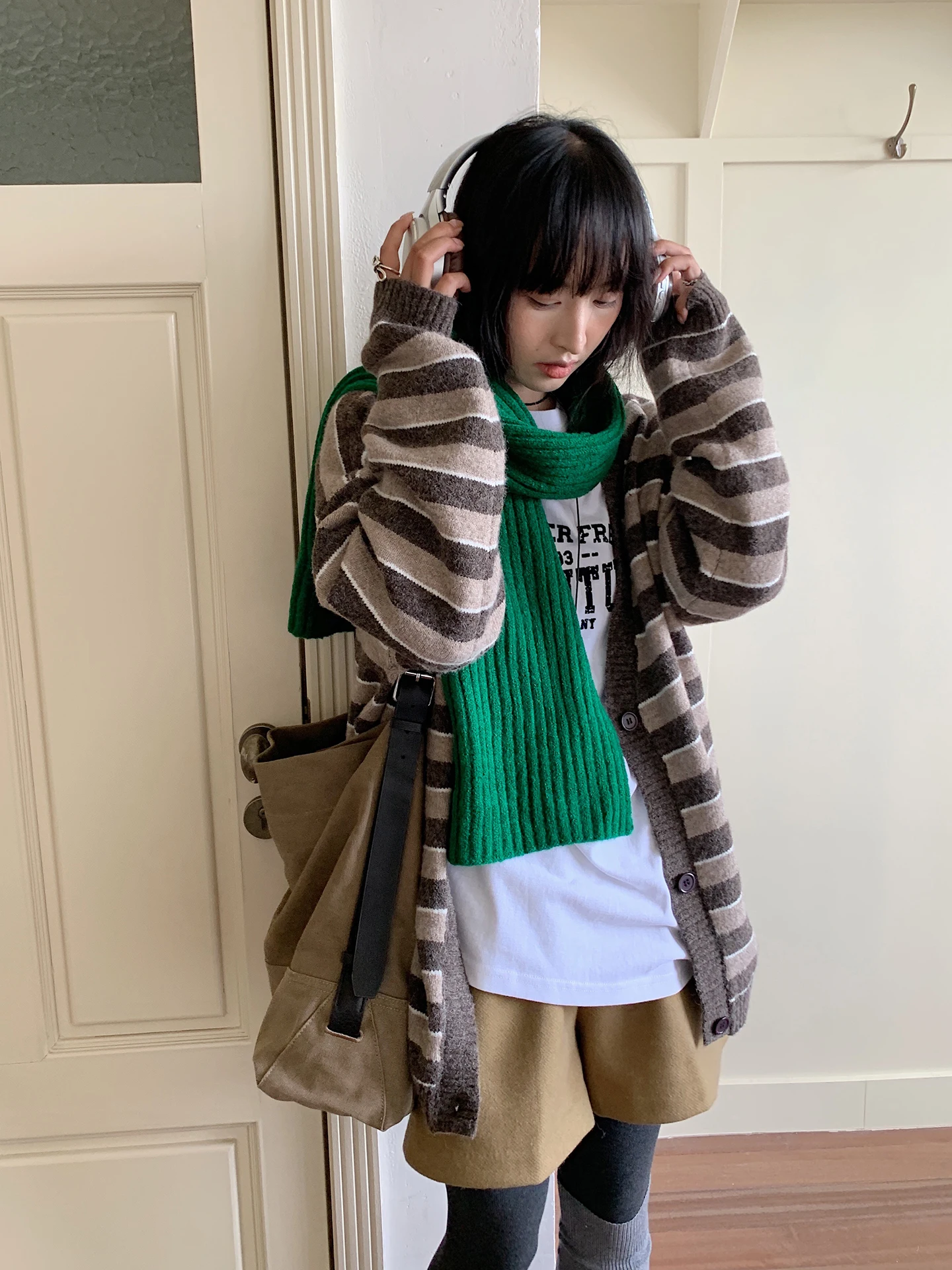 Женский кардиган Soloki в корейском стиле, оверсайз, мягкий, свободный, скрывающий недостатки фигуры, в полоску, с V-образным вырезом, удобный, свободного кроя
Женский кардиган Soloki в корейском стиле, оверсайз, мягкий, свободный, скрывающий недостатки фигуры, в полоску, с V-образным вырезом, удобный, свободного кроя