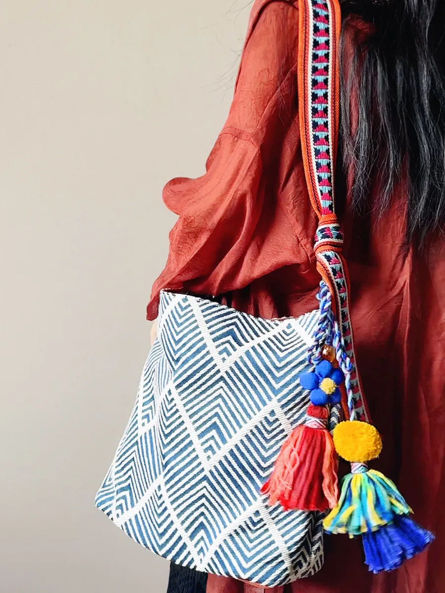 New Chinese Style Literary Artistic Original Retro Niche Vacation Seaside Travel Ethnic Style Messenger Bag Bucket Bag Female
New Chinese Style Literary Artistic Original Retro Niche Vacation Seaside Travel Ethnic Style Messenger Bag Bucket Bag Female