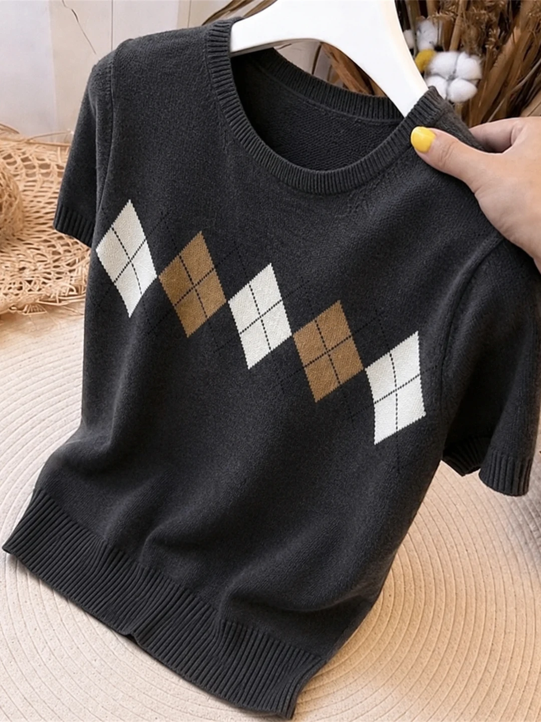 Retro Fashionable Ice Silk Knitted round Neck Top Women's Summer Diamond Patterned All-Match Color Commute Style Knitwear
Retro Fashionable Ice Silk Knitted round Neck Top Women's Summer Diamond Patterned All-Match Color Commute Style Knitwear