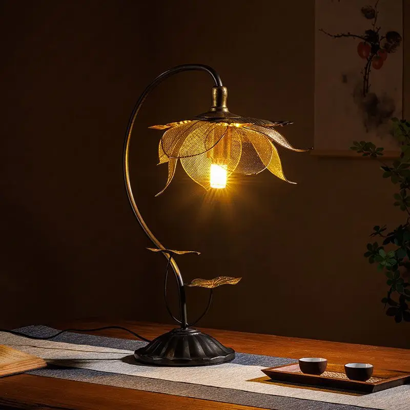 Romantic American retro desk lamp bedroom bedside lamp living room study lotus exotic Türkiye decorative atmosphere lamp
Romantic American retro desk lamp bedroom bedside lamp living room study lotus exotic Türkiye decorative atmosphere lamp