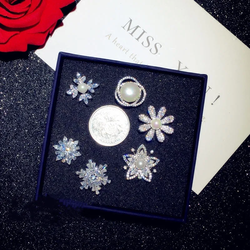 Brooches For Women Snowflake Cubic Zirconia Flower Boutonniere Temperament High Quality Collar Shirt Scarf Pin Fine Jewelry
Brooches For Women Snowflake Cubic Zirconia Flower Boutonniere Temperament High Quality Collar Shirt Scarf Pin Fine Jewelry