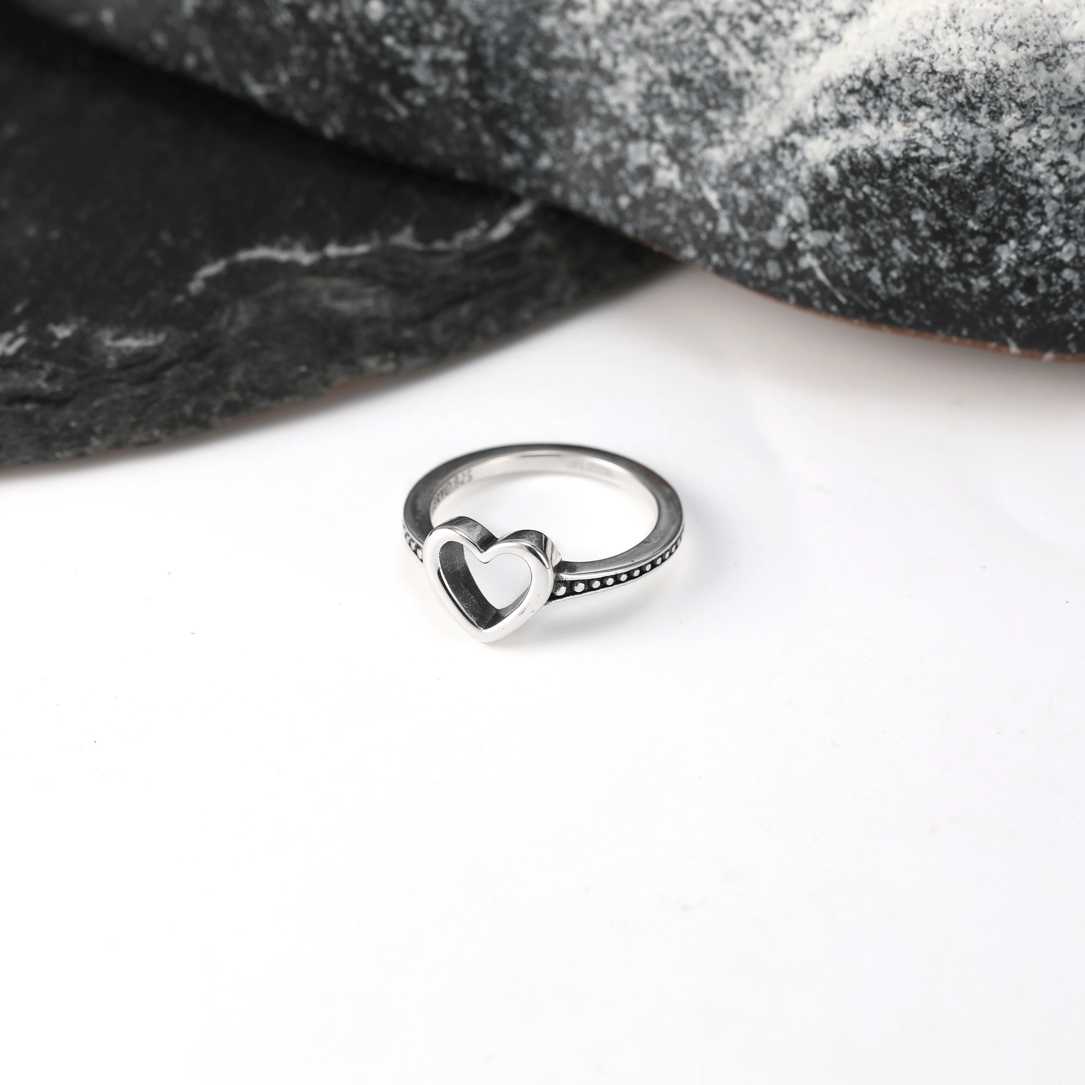 R028 genuine 925 sterling silver fashionable and exquisite heart-shaped bead ring 
R028 genuine 925 sterling silver fashionable and exquisite heart-shaped bead ring