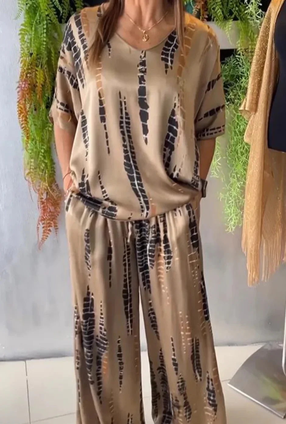 Summer Fashion T-shirt Pants Set Women Geometric Print Short Sleeved Tops Loose Wide Leg Pants Elegant Lady Set Clothing 2025
Summer Fashion T-shirt Pants Set Women Geometric Print Short Sleeved Tops Loose Wide Leg Pants Elegant Lady Set Clothing 2025