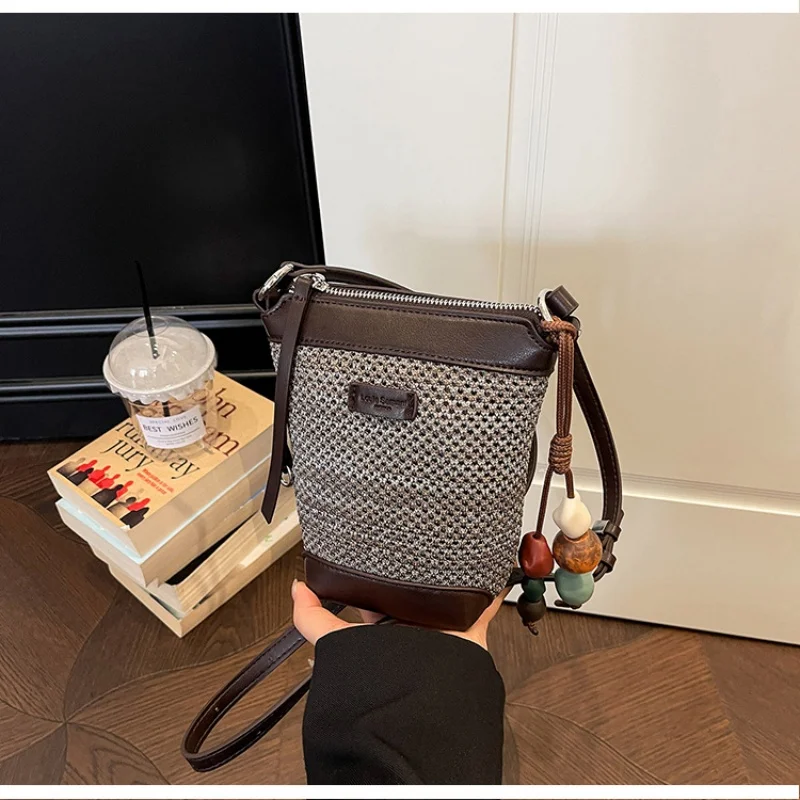 Casual Woven Bucket Crossbody Bag, With Leather Trim & Cute Horse Charm, Compact & Stylish For Daily Use
Casual Woven Bucket Crossbody Bag, With Leather Trim & Cute Horse Charm, Compact & Stylish For Daily Use