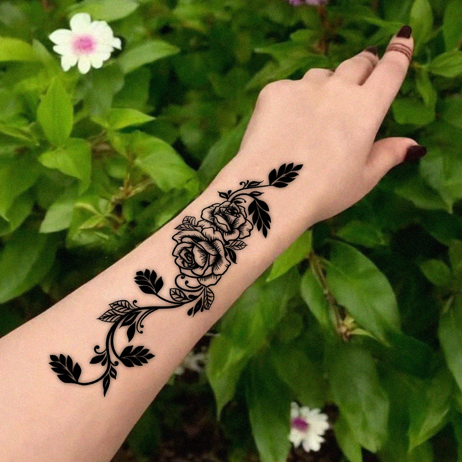 Черно-белая вертикальная временная татуировка-наклейка с розой, элегантный реалистичный боди-арт для женской руки.
Черно-белая вертикальная временная татуировка-наклейка с розой, элегантный реалистичный боди-арт для женской руки.