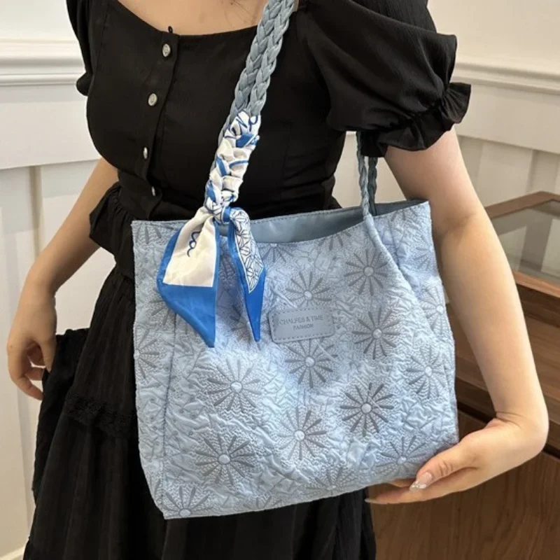 National Style Embroidery Flower Shoulder Bag Summer Autumn Ribbon Decoration Handle Bag Women Casual Commuter Tote Bag
National Style Embroidery Flower Shoulder Bag Summer Autumn Ribbon Decoration Handle Bag Women Casual Commuter Tote Bag