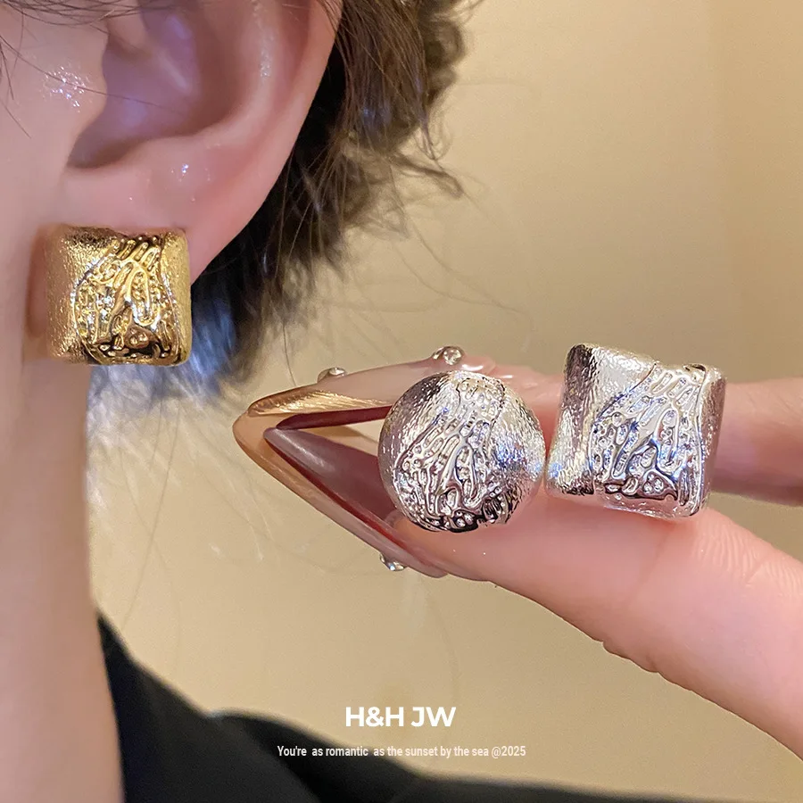 Copper plated 18K real gold ear clip with square pattern style, simple and fashionable ear bone clip earrings, jewelry gifts
Copper plated 18K real gold ear clip with square pattern style, simple and fashionable ear bone clip earrings, jewelry gifts