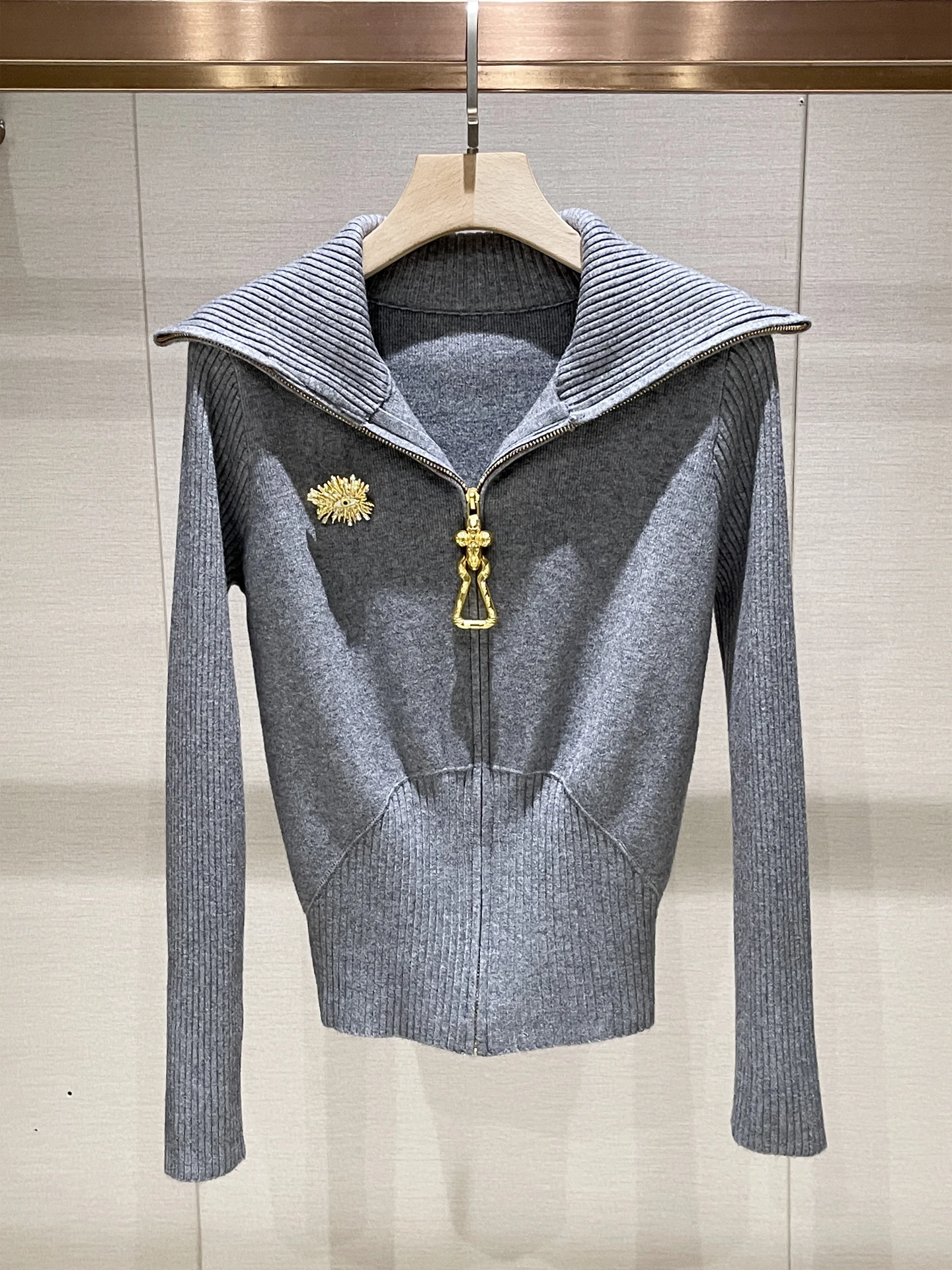 Женский вязаный кардиган с открытым передом, застежкой-молнией, воротником-стойкой, с эффектом утягивания талии, уникальный зимний французский стиль, удлиненный рукав, стандартный крой
Женский вязаный кардиган с открытым передом, застежкой-молнией, воротником-стойкой, с эффектом утягивания талии, уникальный зимний французский стиль, удлиненный рукав, стандартный крой