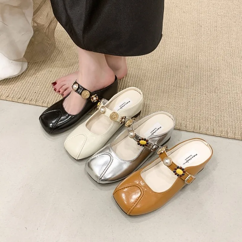 2026 Summer New Slippers for Women, Fashionable Temperament, Casual Metal Decoration, One-piece Low Heel Sandals Shoes Women
2026 Summer New Slippers for Women, Fashionable Temperament, Casual Metal Decoration, One-piece Low Heel Sandals Shoes Women