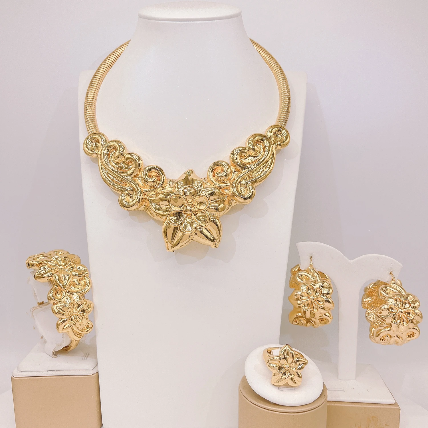 Exquisite flower gold-plated jewelry set high-end elegant and charming party women's accessories
Exquisite flower gold-plated jewelry set high-end elegant and charming party women's accessories