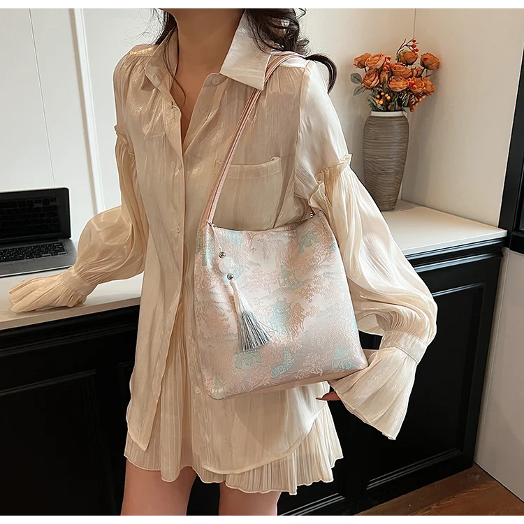 New Chinese Style Embroidery Bag for Women Large Capacity Commuting Single Shoulder Hand-Held Tote Bucket Bag
New Chinese Style Embroidery Bag for Women Large Capacity Commuting Single Shoulder Hand-Held Tote Bucket Bag