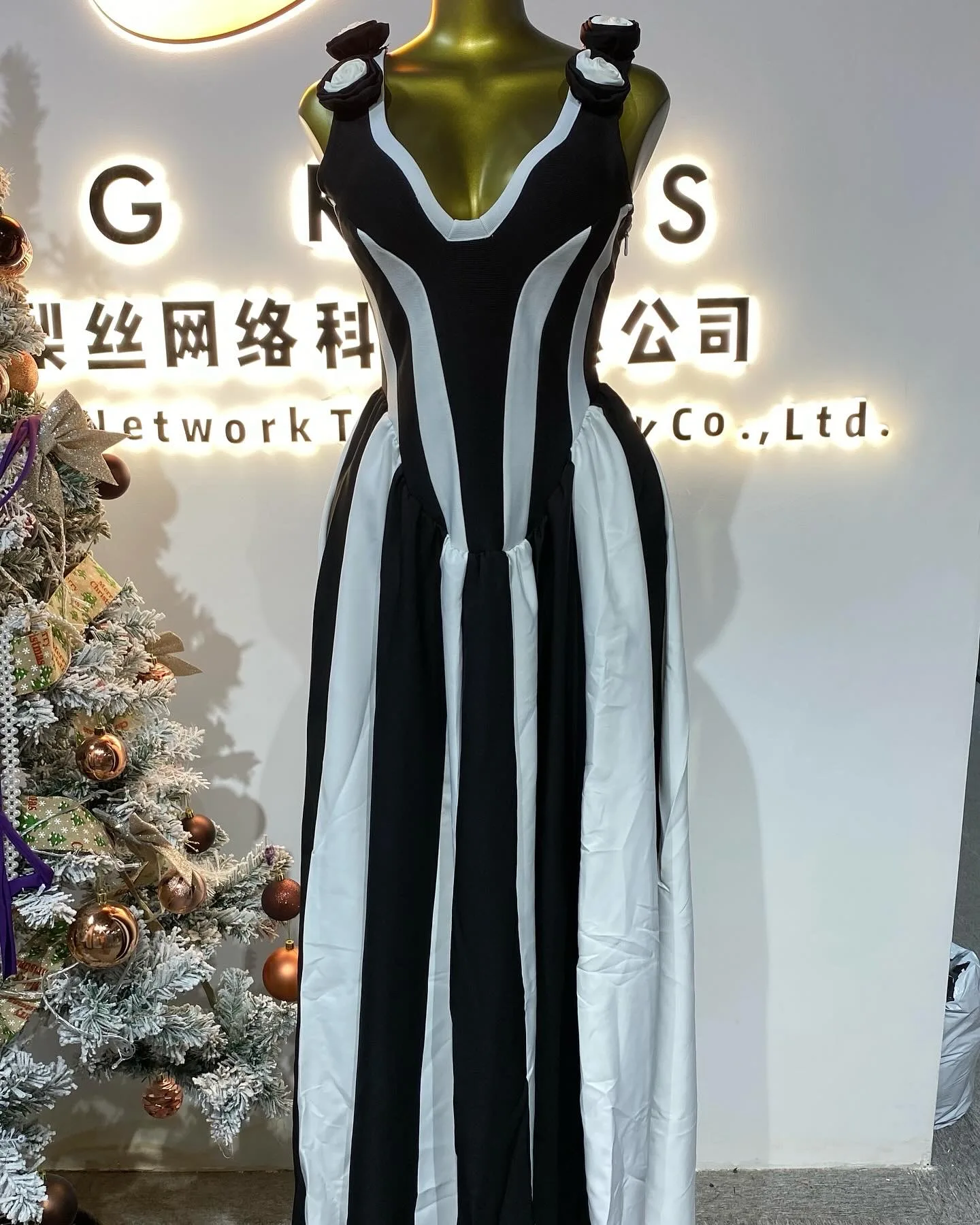 Sexy High Fork Sleeveless Bandage Dress Women Elegant Flower Black White StripeVacation Birthday Party Long Dresses-GZMM149
Sexy High Fork Sleeveless Bandage Dress Women Elegant Flower Black White StripeVacation Birthday Party Long Dresses-GZMM149