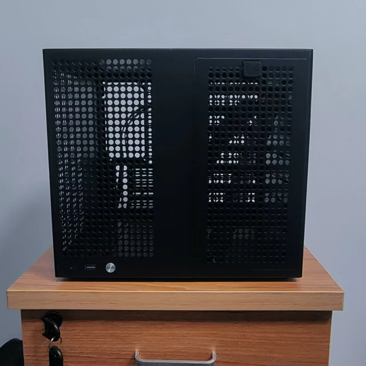 Compact NAS Server Case 21.8L M-ATX/ITX Support ATX/SFX Power Magnetic Cover 55mm CPU Cooler Height for Home Lab
Compact NAS Server Case 21.8L M-ATX/ITX Support ATX/SFX Power Magnetic Cover 55mm CPU Cooler Height for Home Lab