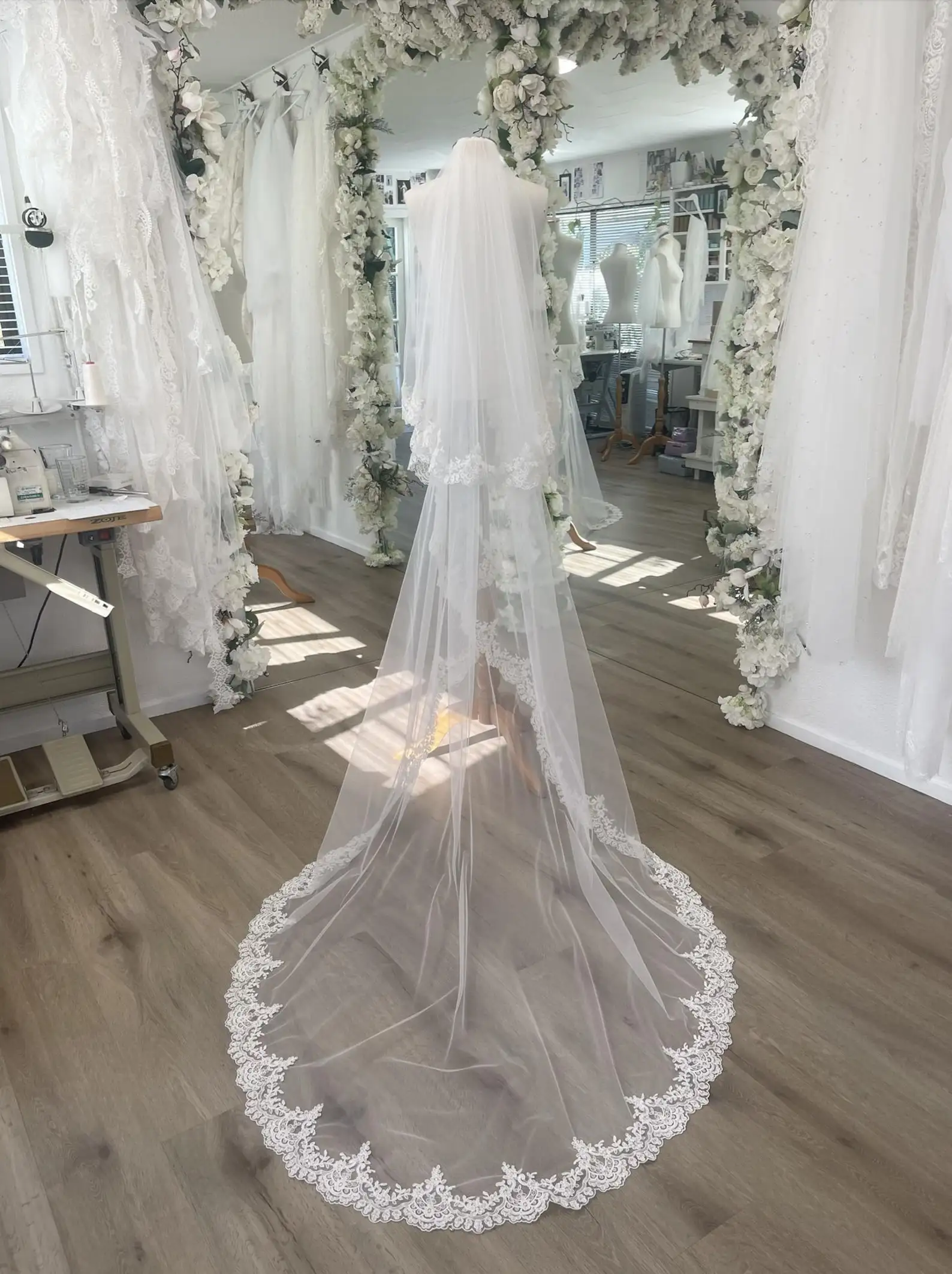 Blusher Wedding Veil Vintage Wide Curved Blusher Lace Bridal Veil Soft Mantila Lace Edge High Quality Handmade Customization
Blusher Wedding Veil Vintage Wide Curved Blusher Lace Bridal Veil Soft Mantila Lace Edge High Quality Handmade Customization