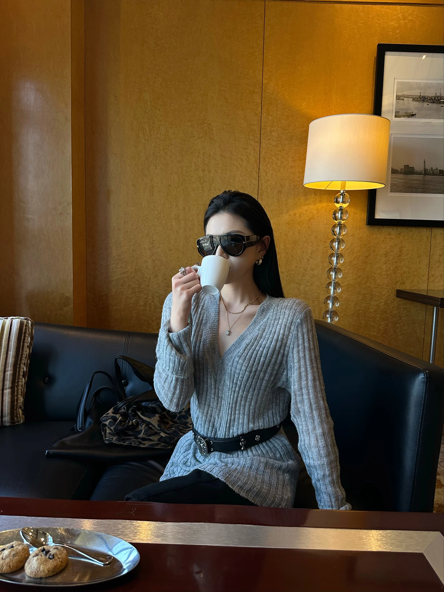 Свободный шерстяной свитер женский средней длины с V-образным вырезом, повседневный, из мягкого чистого материала, новинка весенней коллекции для электронной коммерции
Свободный шерстяной свитер женский средней длины с V-образным вырезом, повседневный, из мягкого чистого материала, новинка весенней коллекции для электронной коммерции