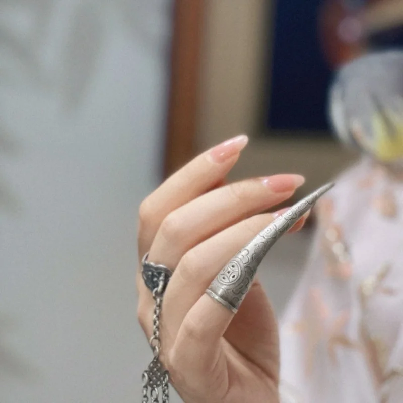 Ancient Qing Dynasty silver Carved Plum Blossom Pattern Armlet, Simple, Elegant, Fashionable, Retro, Ethnic Style Finger Accesso
Ancient Qing Dynasty silver Carved Plum Blossom Pattern Armlet, Simple, Elegant, Fashionable, Retro, Ethnic Style Finger Accesso