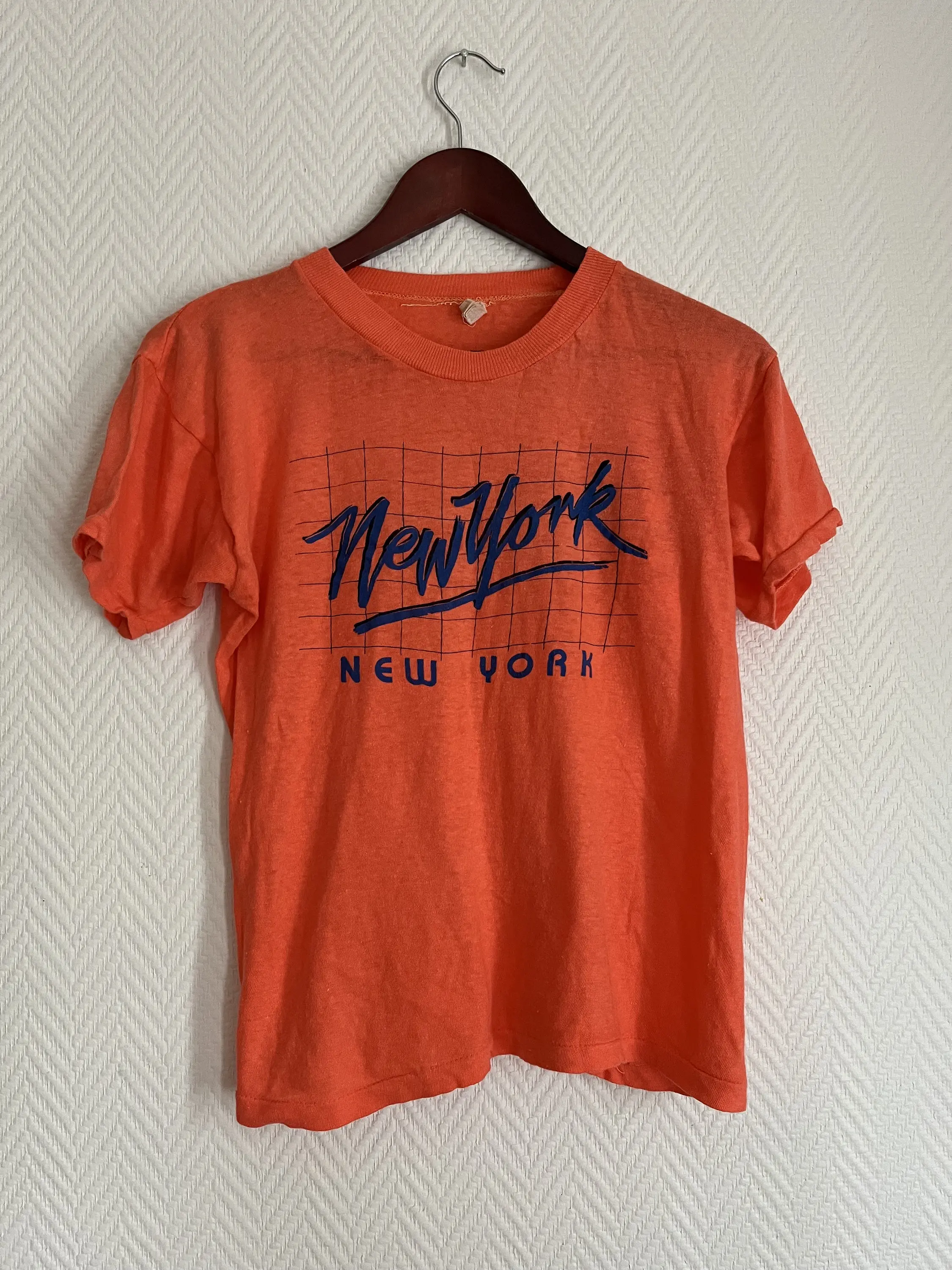 Винтажная футболка Нью-Йорк 80-х СРЕДНИЙ ПОДХОДИТ МАЛЕНЬКИЙ
Винтажная футболка Нью-Йорк 80-х СРЕДНИЙ ПОДХОДИТ МАЛЕНЬКИЙ